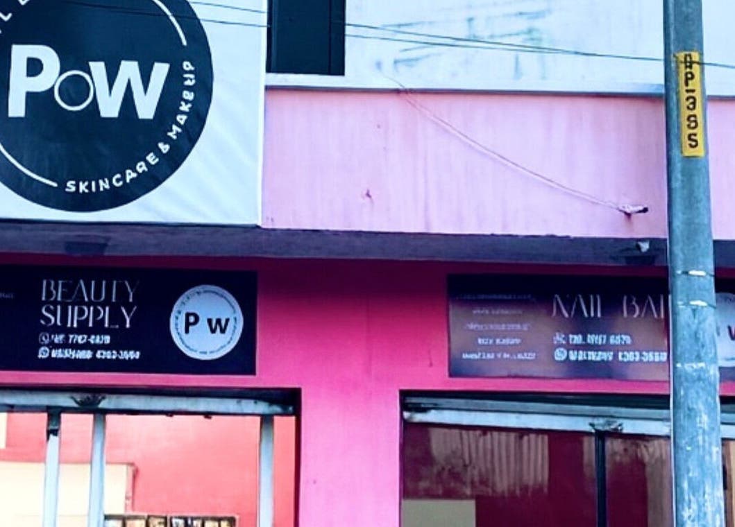 Fachada de Salon Pow en Quetzaltenango, Quetzaltenango, GT con señalización llamativa.