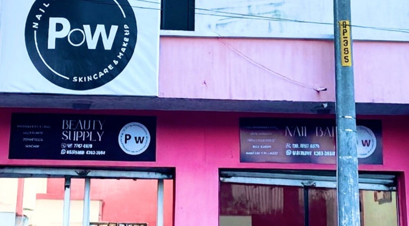 Fachada de Salon Pow en Quetzaltenango, Quetzaltenango, GT con señalización llamativa.