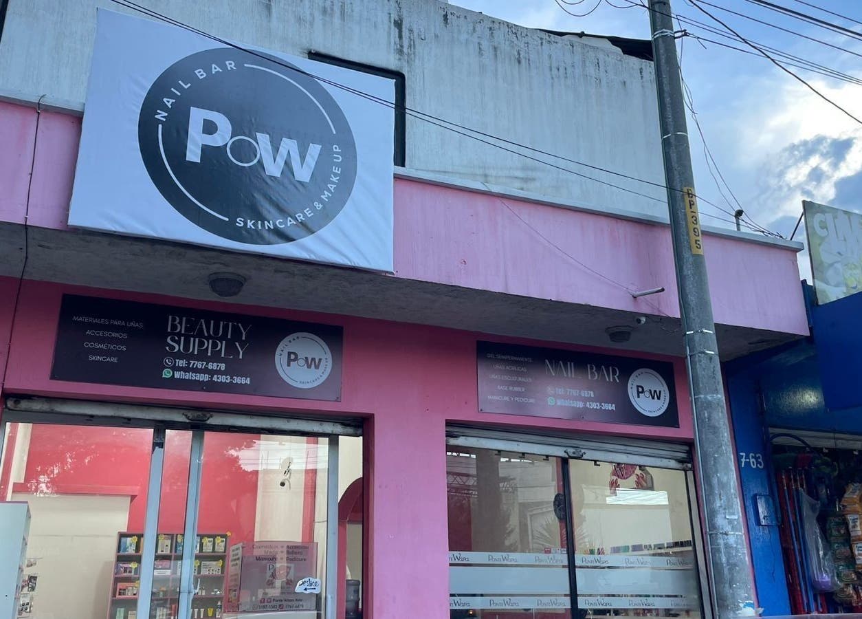 Fachada de Salon Pow en Quetzaltenango, Quetzaltenango, GT, destacando su letrero y diseño exterior.