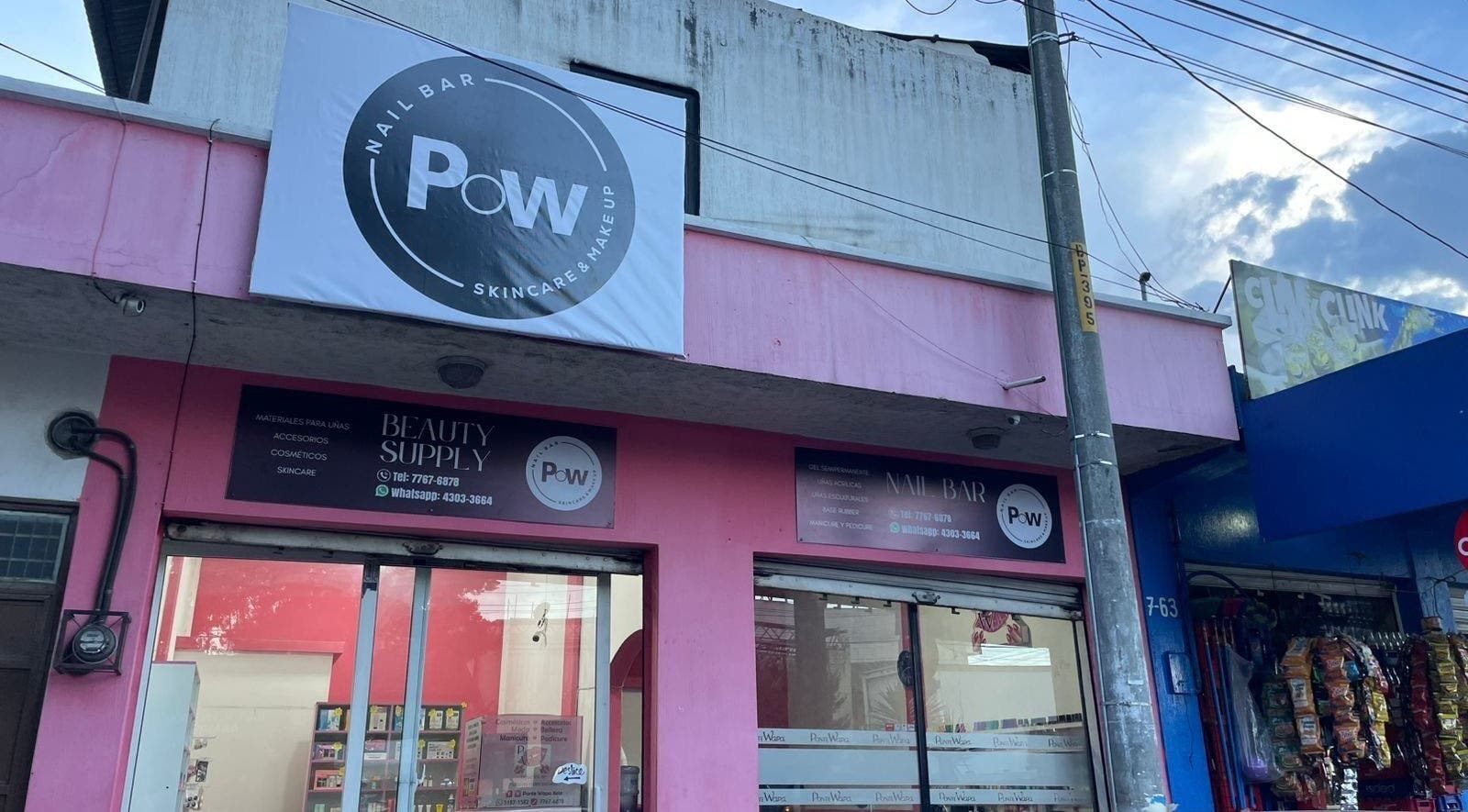Fachada de Salon Pow en Quetzaltenango, Quetzaltenango, GT, destacando su letrero y diseño exterior.