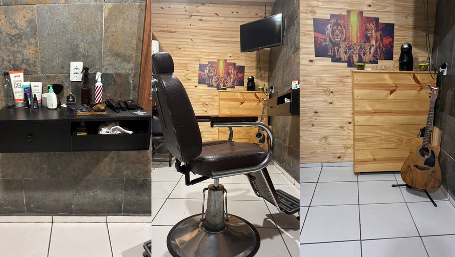 Interior do Bruno Santos Barbershop em Minas Gerais, BR. Destaca-se uma cadeira de barbeiro vintage e decoração rústica.