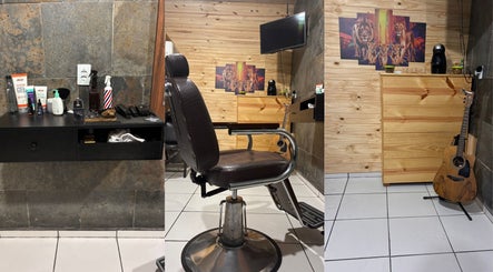 Interior do Bruno Santos Barbershop em Minas Gerais, BR. Destaca-se uma cadeira de barbeiro vintage e decoração rústica.