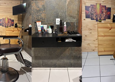 Interior charmoso do Bruno Santos Barbershop, Minas Gerais, BR, com cadeira e guitarra.