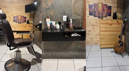 Interior charmoso do Bruno Santos Barbershop, Minas Gerais, BR, com cadeira e guitarra.