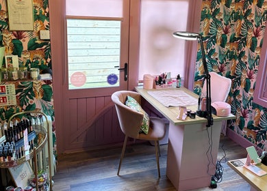 Nail station in The Little Beauty Cabin, Hadston, England, GB with tropical decor and pink accents.