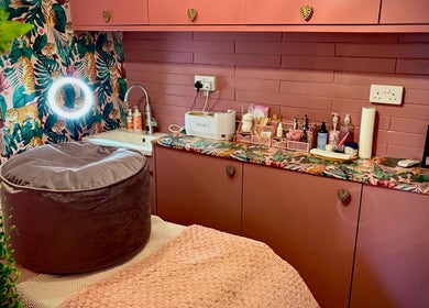 Cozy, vibrant beauty space in The Little Beauty Cabin, Hadston, England, GB with tropical decor and comfy seating.