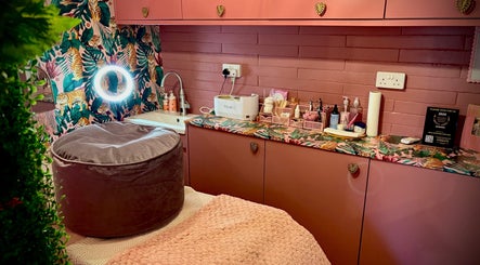 Cozy, vibrant beauty space in The Little Beauty Cabin, Hadston, England, GB with tropical decor and comfy seating.