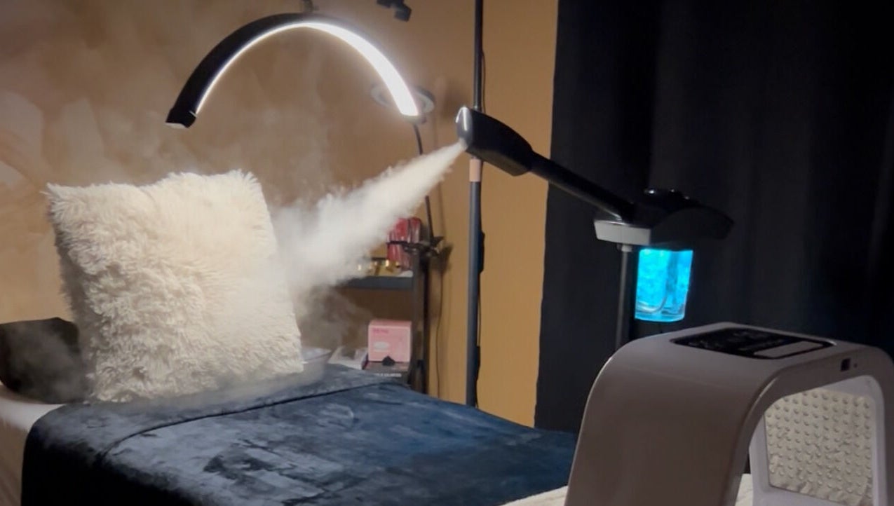 Lit de soin avec vapeur à Ôtre Moi, Montréal, Québec, CA, créant une atmosphère relaxante.