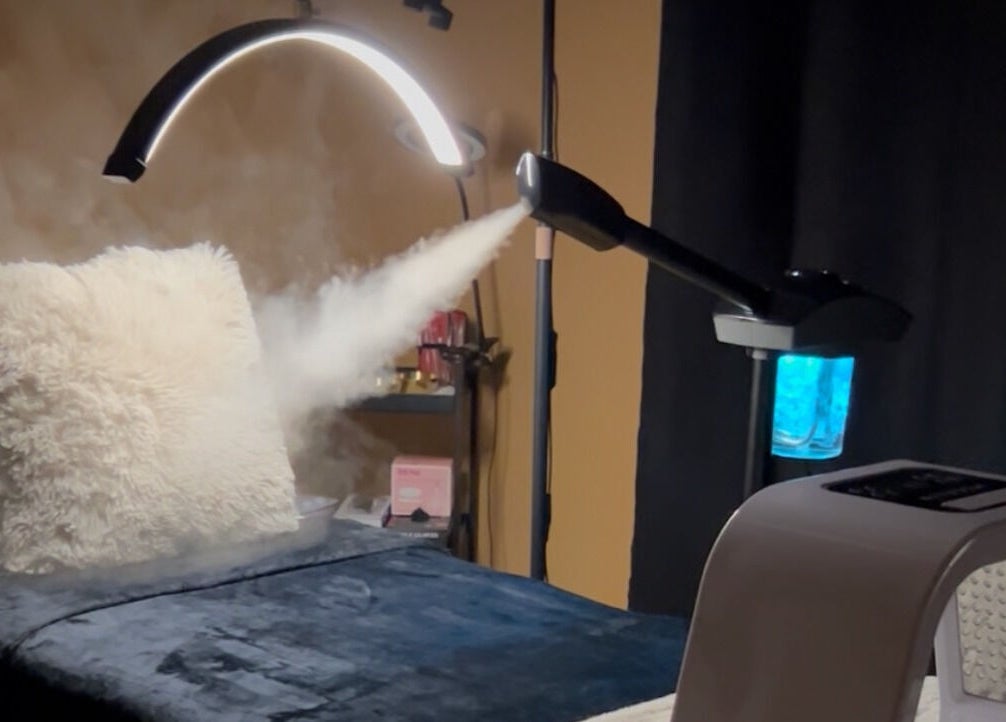 Lit de soin avec vapeur à Ôtre Moi, Montréal, Québec, CA, créant une atmosphère relaxante.