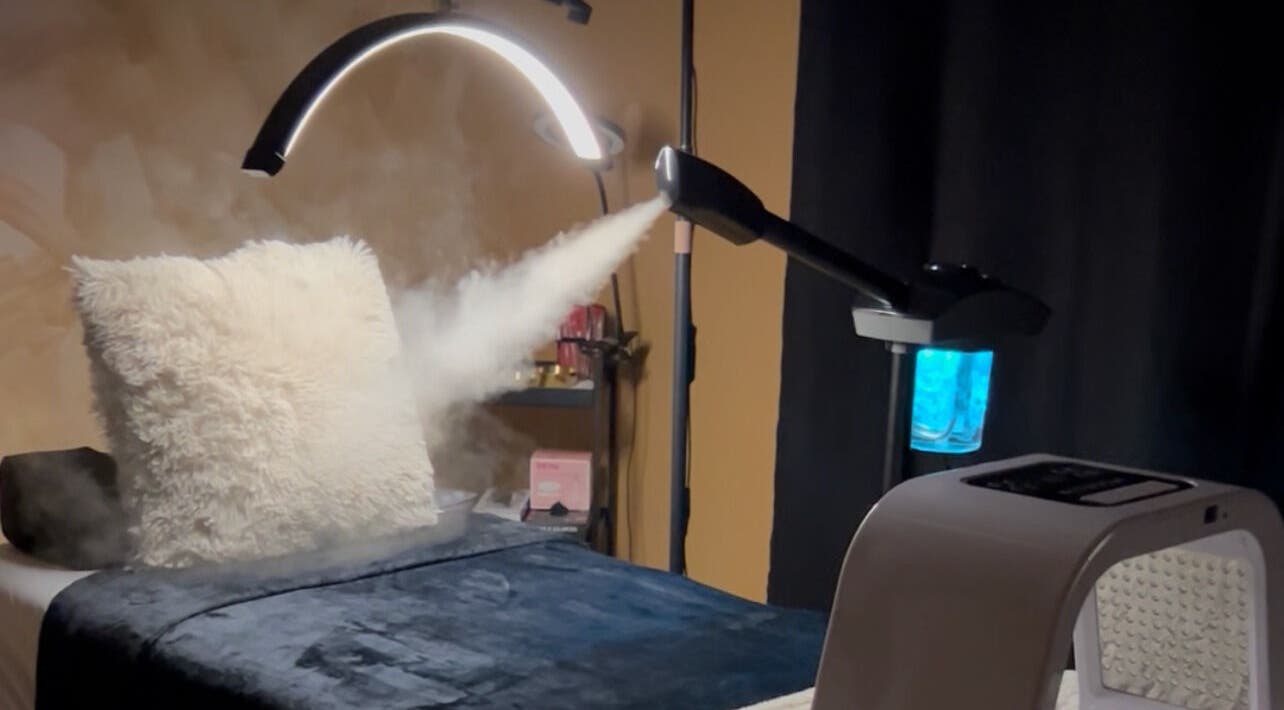 Lit de soin avec vapeur à Ôtre Moi, Montréal, Québec, CA, créant une atmosphère relaxante.