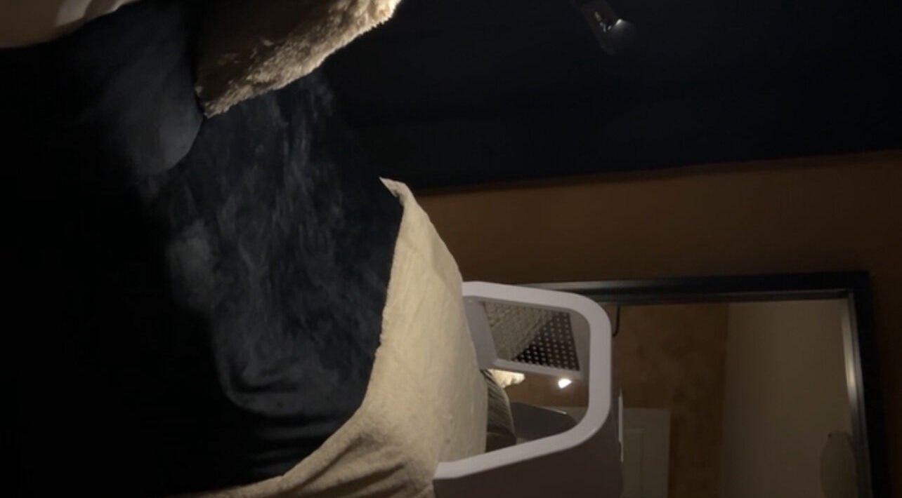 Salle de détente chez Ôtre Moi, Montréal, Québec, CA, avec éclairage tamisé et décoration élégante.