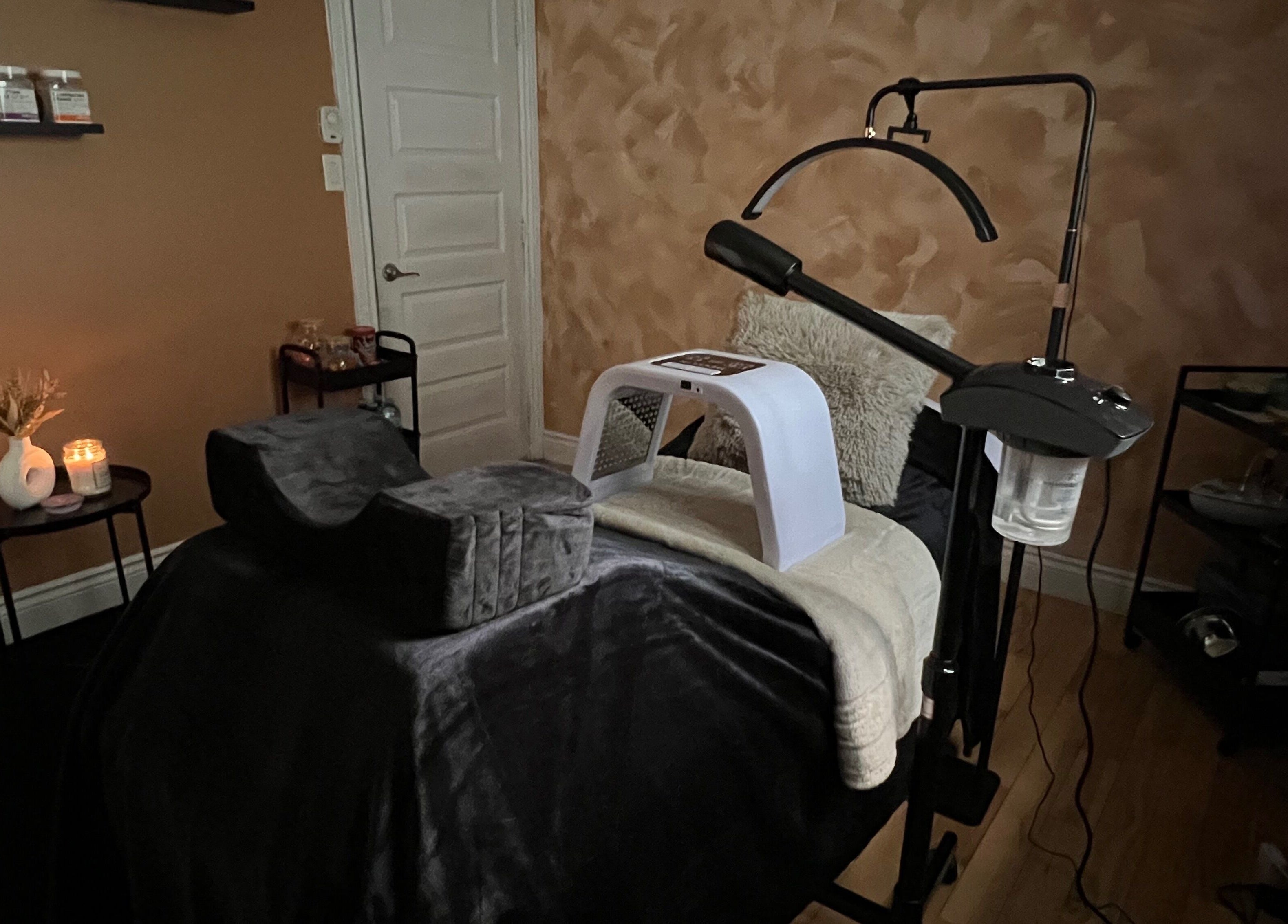 Cabine de soins relaxante à Ôtre Moi, Montréal, Québec, CA, avec éclairage tamisé et équipement moderne.