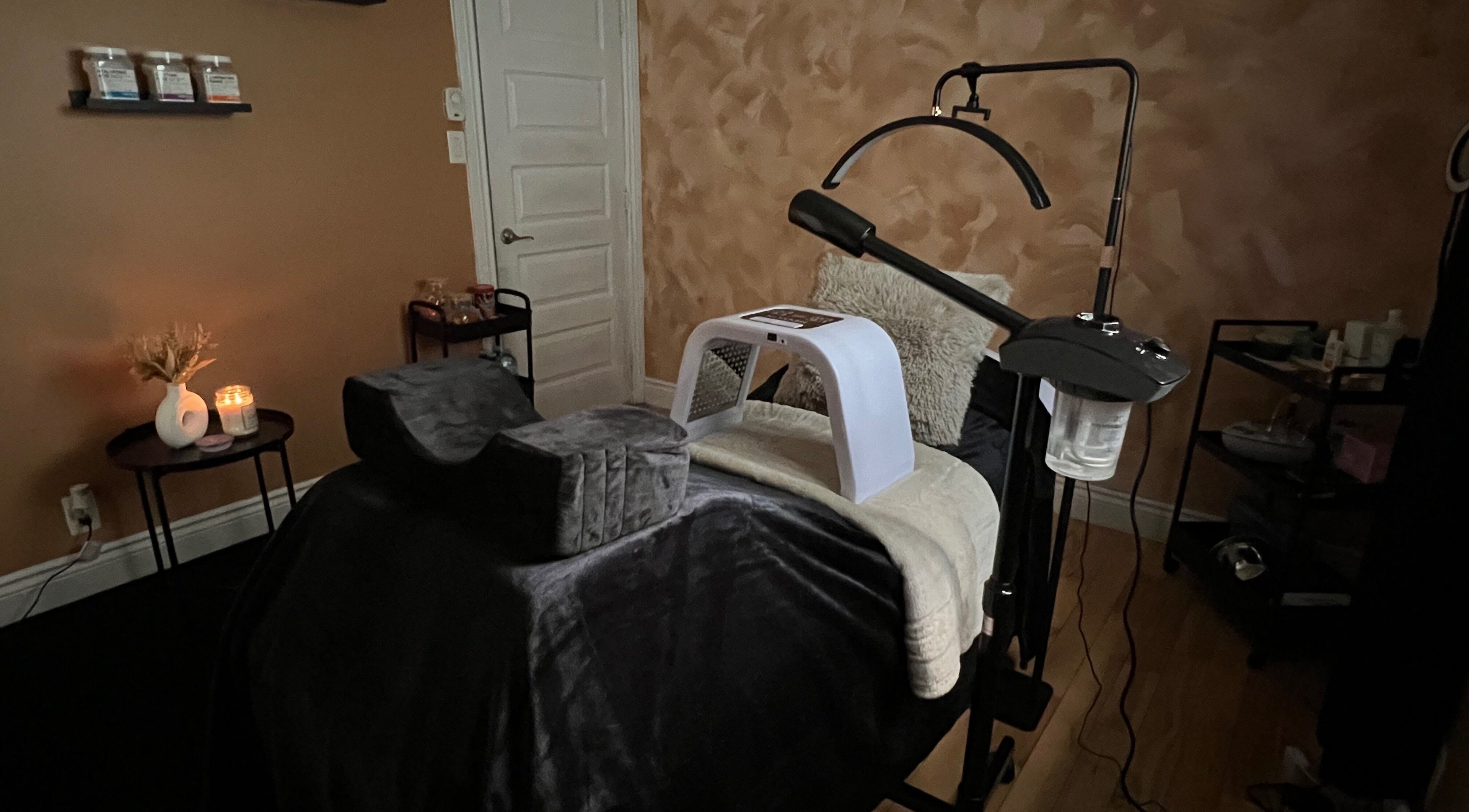 Cabine de soins relaxante à Ôtre Moi, Montréal, Québec, CA, avec éclairage tamisé et équipement moderne.