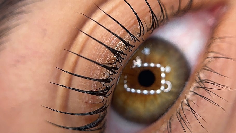 Primer plano de un ojo con pestañas naturales en DANA LOPEZ BEAUTY STUDIO BOG, Bogotá, Bogotá, CO.