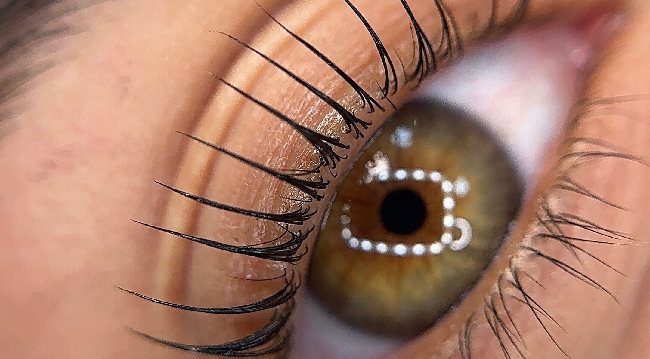 Primer plano de un ojo con pestañas naturales en DANA LOPEZ BEAUTY STUDIO BOG, Bogotá, Bogotá, CO.