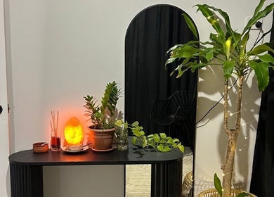 Calming indoor plant decor with Himalayan salt lamp at Honey Tans, Cleveland, Queensland, AU.