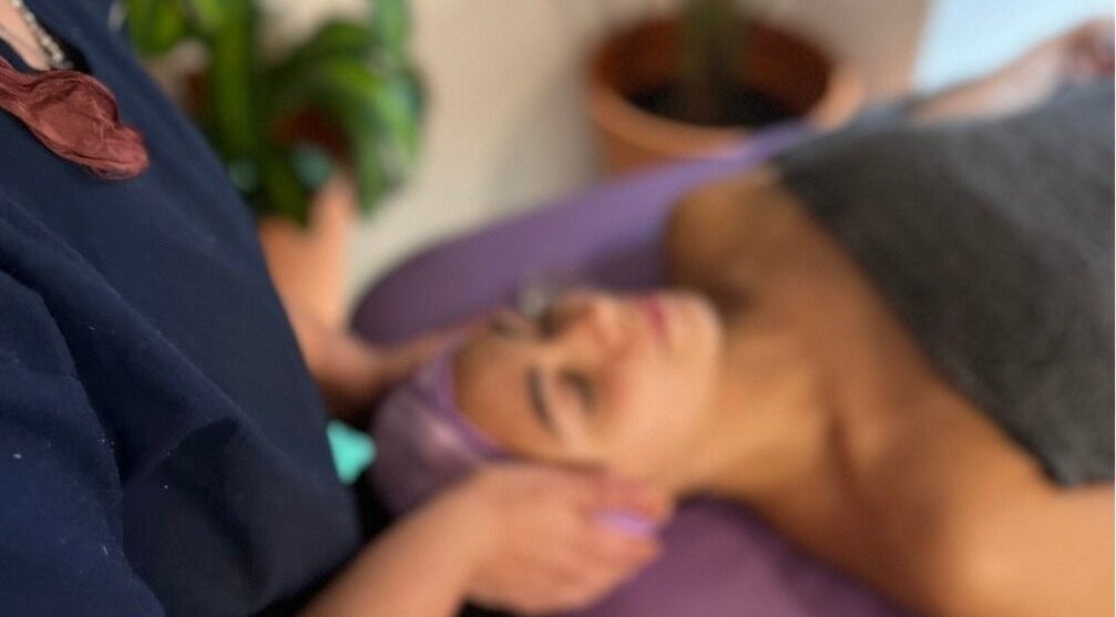 Sesión de masaje relajante en Manu Bienestar Integral, Godoy Cruz, Mendoza, AR.