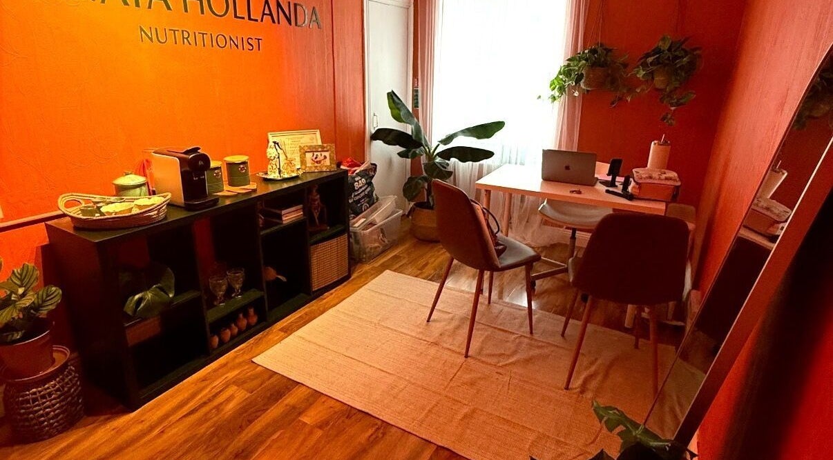 Cozy wellness room at RH INTEGRATED METABOLIC CARE, County Kildare, IE, with a desk and vibrant decor.