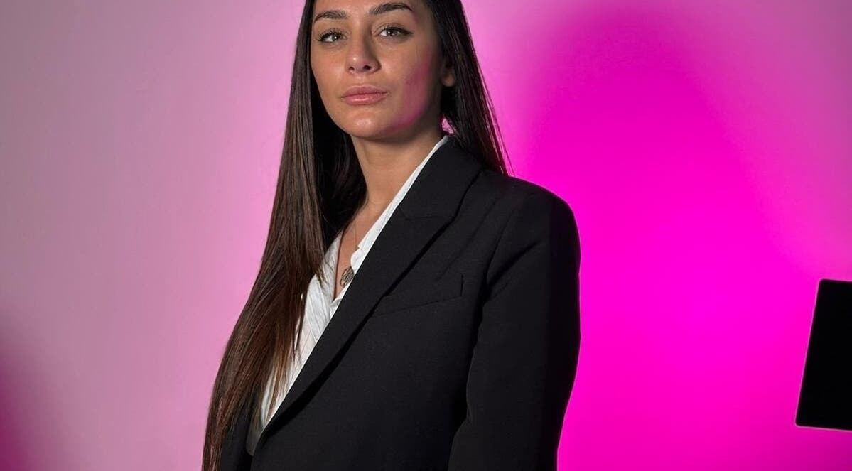 Professional individual at Simona Minov, San Ġwann, MT in a sleek black blazer against a pink backdrop.