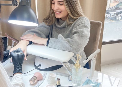 Mulher sorrindo durante manicura no BlanQ Nails Artist e Academy, Viseu, Viseu, PT.