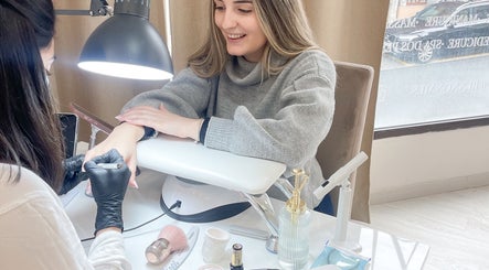 Mulher sorrindo durante manicura no BlanQ Nails Artist e Academy, Viseu, Viseu, PT.