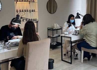 Clientes desfrutando de cuidados de unhas em BlanQ Nails Artist e Academy, Viseu, Viseu, PT.