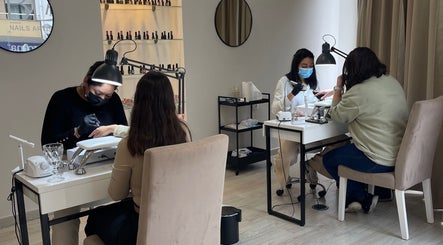 Clientes desfrutando de cuidados de unhas em BlanQ Nails Artist e Academy, Viseu, Viseu, PT.