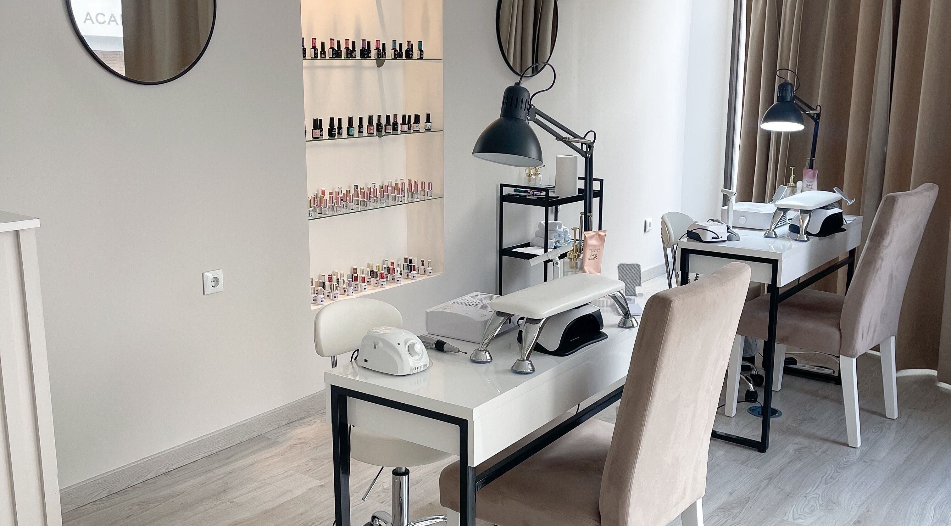 Sala elegante no BlanQ Nails Artist e Academy, Viseu, Viseu, PT, com decoração moderna e equipe de trabalho.