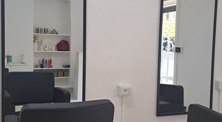 Interno moderno di Studio 7 a Genova, Liguria, IT con specchio e sedie eleganti.