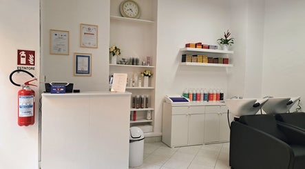 Interno del salone Studio 7 a Genova, Liguria, IT. Eleganti poltrone e scaffali ben organizzati.