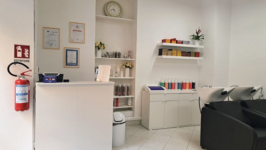 Interno di Studio 7 a Genova, Liguria, IT con stazioni di lavaggio e prodotti esposti.