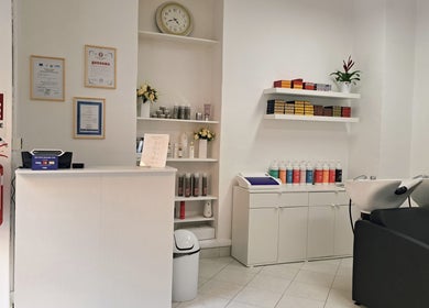 Interno di Studio 7 a Genova, Liguria, IT con stazioni di lavaggio e prodotti esposti.
