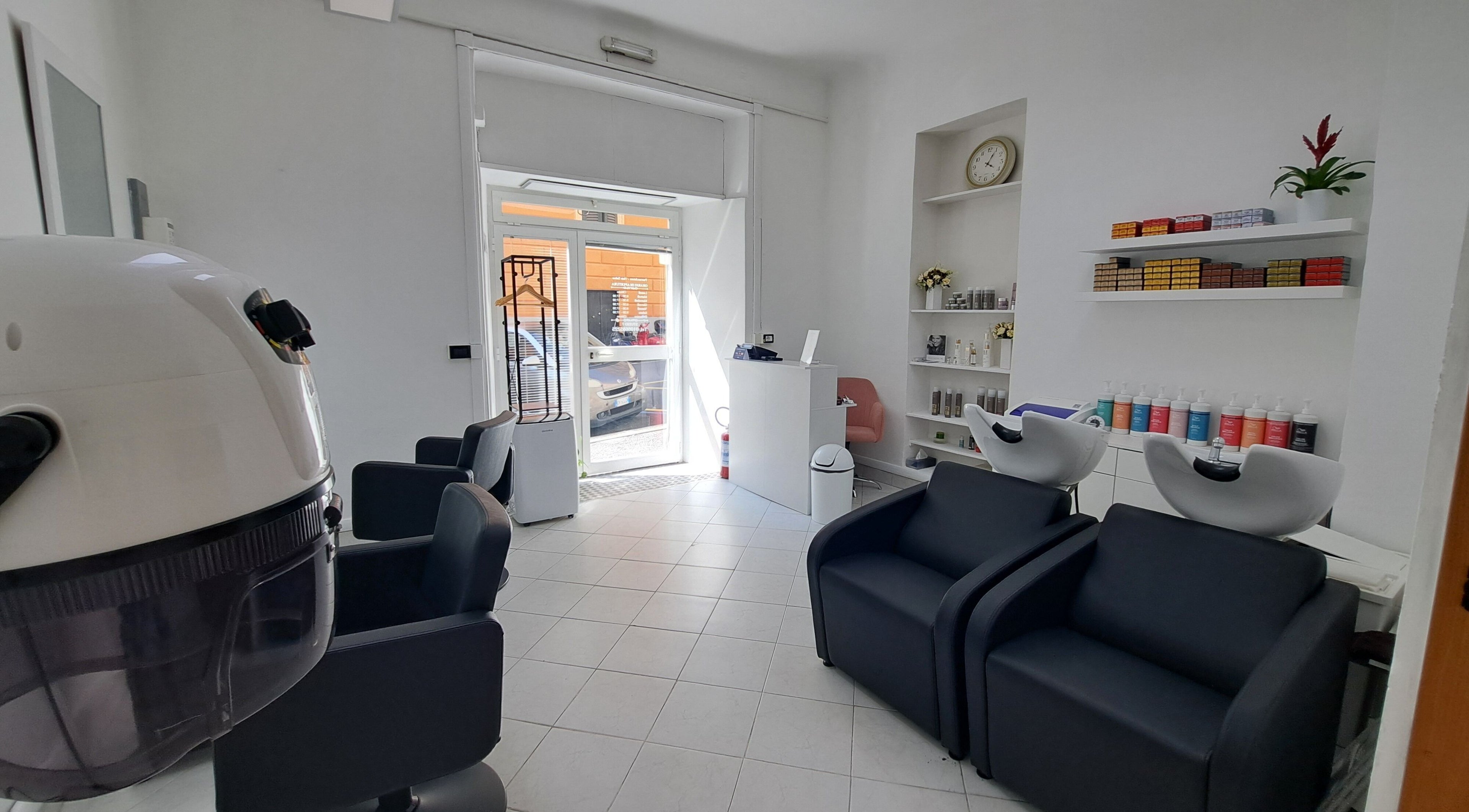 Interno elegante di Studio 7 a Genova, Liguria, IT, con sedute nere e attrezzature moderne.