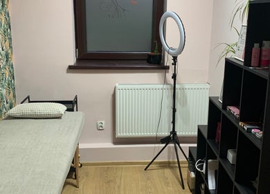 Wnętrze salonu Liza Brows & Lami Beauty Lux, Bydgoszcz, PL. Przytulne miejsce do zabiegów kosmetycznych.
