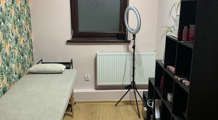 Wnętrze salonu Liza Brows & Lami Beauty Lux, Bydgoszcz, PL. Przytulne miejsce do zabiegów kosmetycznych.