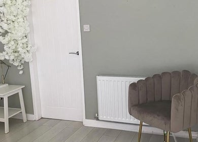 Įspūdinga pilka kėdė su baltu staliuku Gstir_Beauty, St Helens, England, GB.