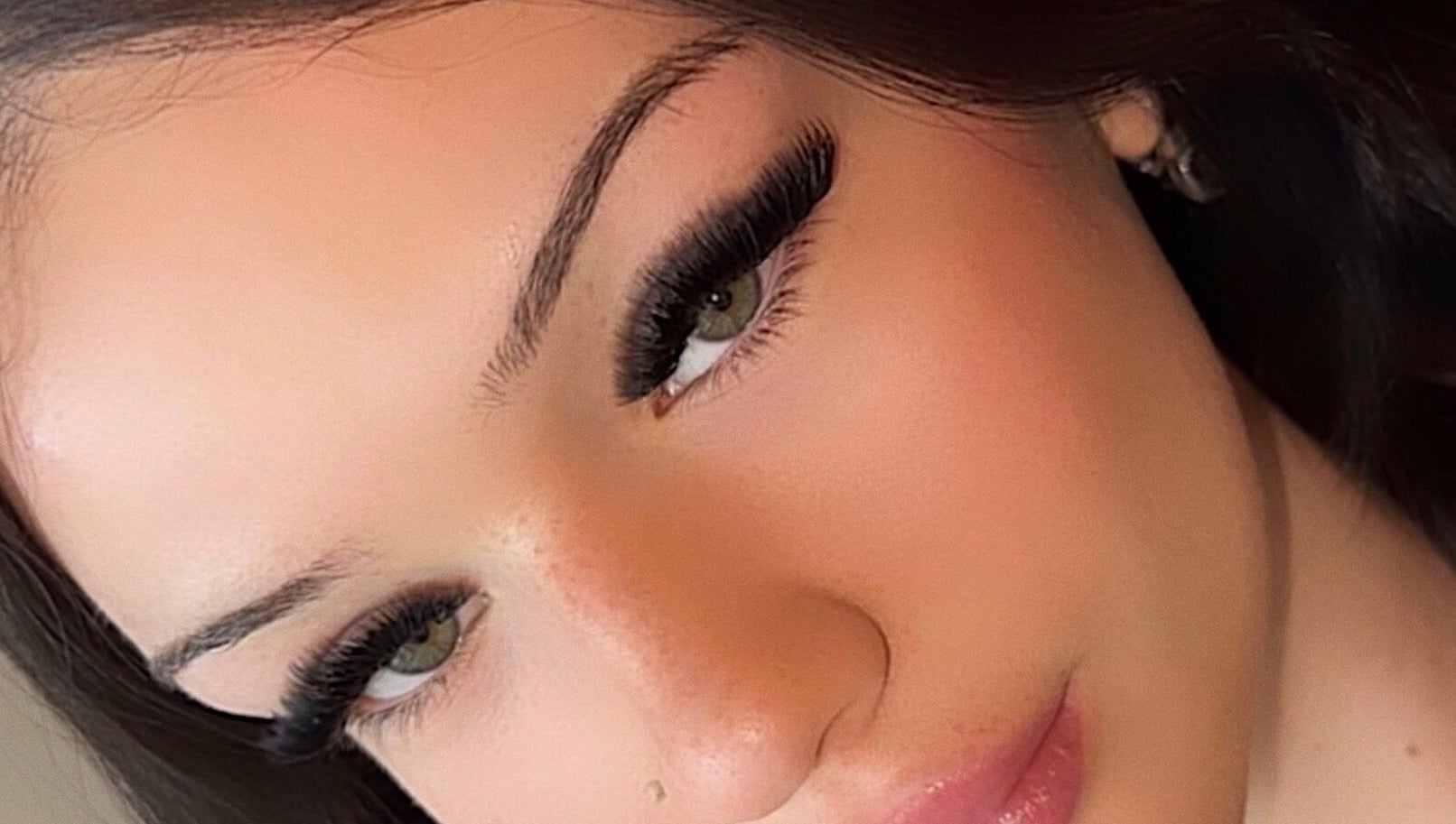 Close-up of elegant eyelash extensions at Chialash, Montréal, Québec, CA enhancing natural beauty.