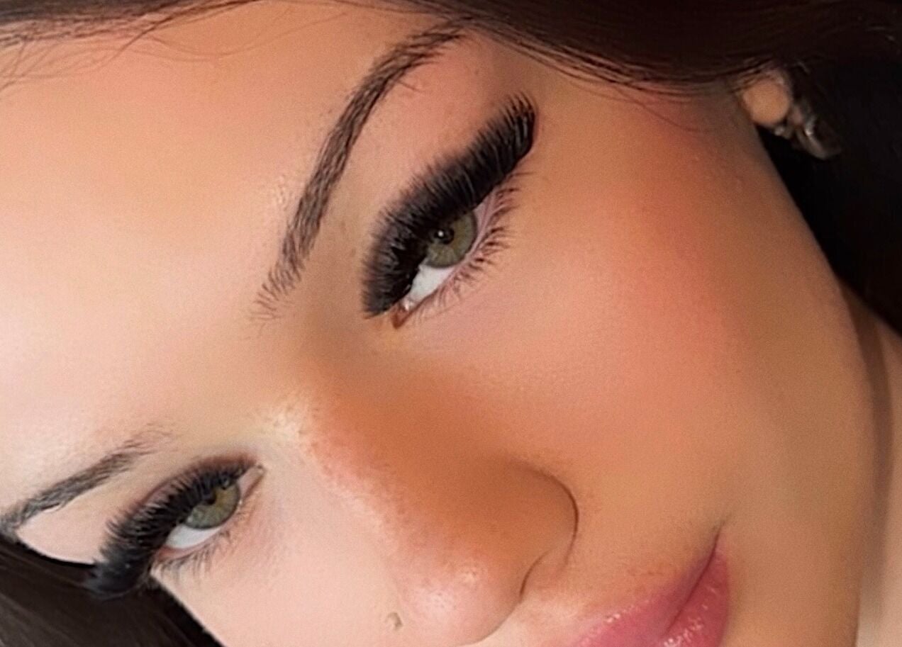 Close-up of elegant eyelash extensions at Chialash, Montréal, Québec, CA enhancing natural beauty.