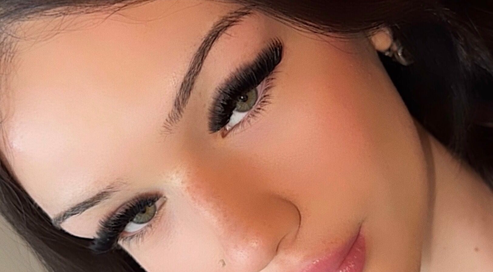 Close-up of elegant eyelash extensions at Chialash, Montréal, Québec, CA enhancing natural beauty.