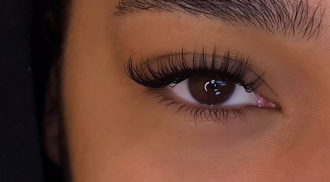 Close-up of expertly done eyelash extensions at Chialash, Montréal, Québec, CA.