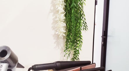 Stylish beauty tools at Ravaina Rain Studio, Cape Town, Western Cape, ZA, next to elegant floral decor.