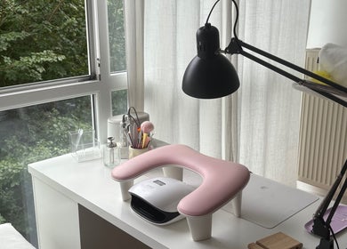 Table de soin à Pepper Nailz, Corbeil-Essonnes, Île-de-France, avec équipement moderne près de la fenêtre.
