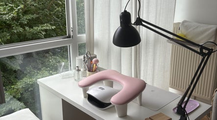 Table de soin à Pepper Nailz, Corbeil-Essonnes, Île-de-France, avec équipement moderne près de la fenêtre.