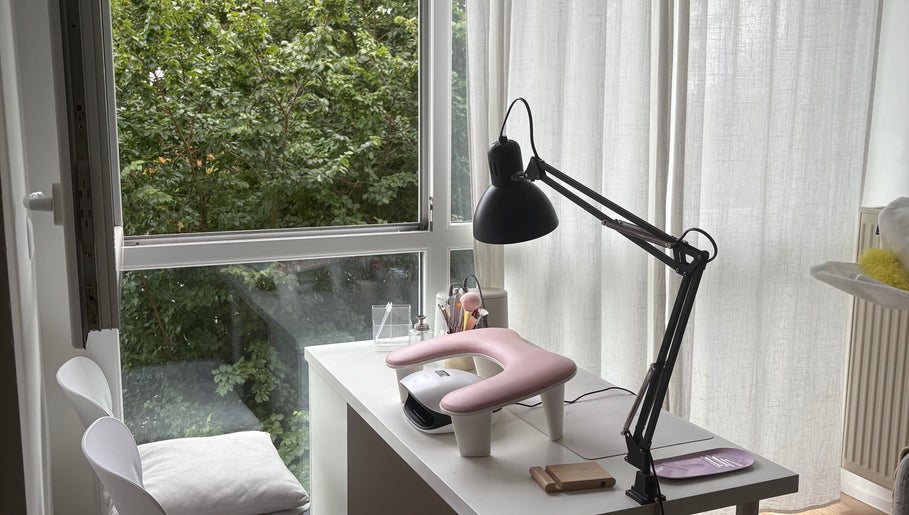 Espace manucure lumineux chez Pepper Nailz à Corbeil-Essonnes, Île-de-France, FR avec vue sur la nature verdoyante.