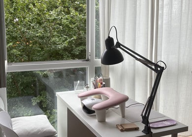Espace manucure lumineux chez Pepper Nailz à Corbeil-Essonnes, Île-de-France, FR avec vue sur la nature verdoyante.