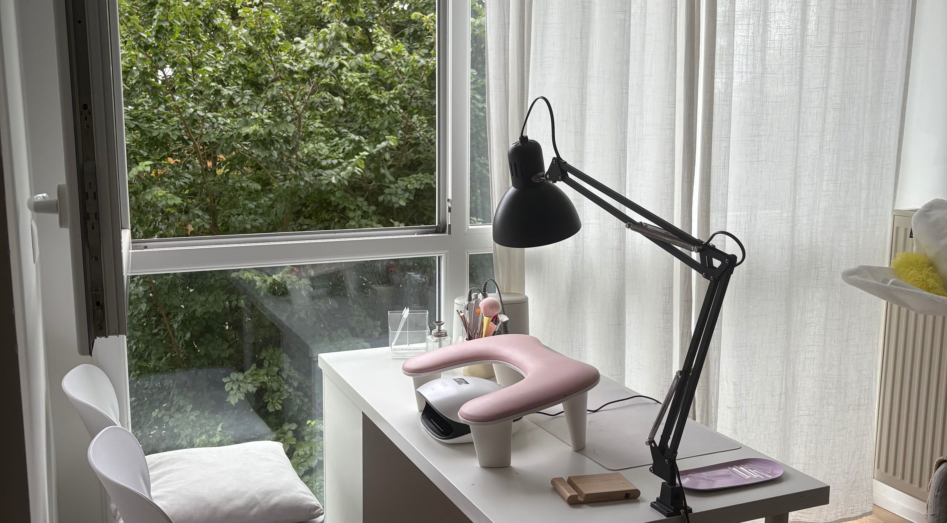 Espace manucure lumineux chez Pepper Nailz à Corbeil-Essonnes, Île-de-France, FR avec vue sur la nature verdoyante.