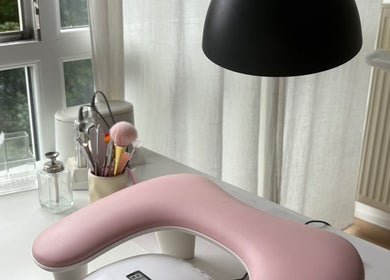 Espace manucure lumineux chez Pepper Nailz à Corbeil-Essonnes, Île-de-France avec outils et repose-main rose.