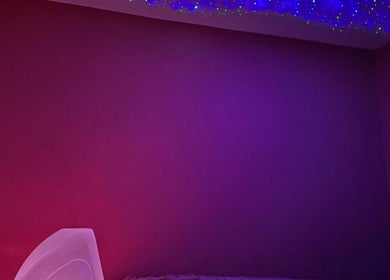 Relaxing room with purple walls and starry ceiling at Eden’s Retreat, Glenfield, England, GB.
