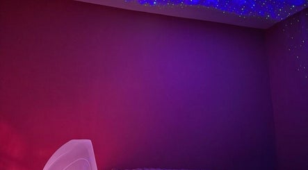 Relaxing room with purple walls and starry ceiling at Eden’s Retreat, Glenfield, England, GB.