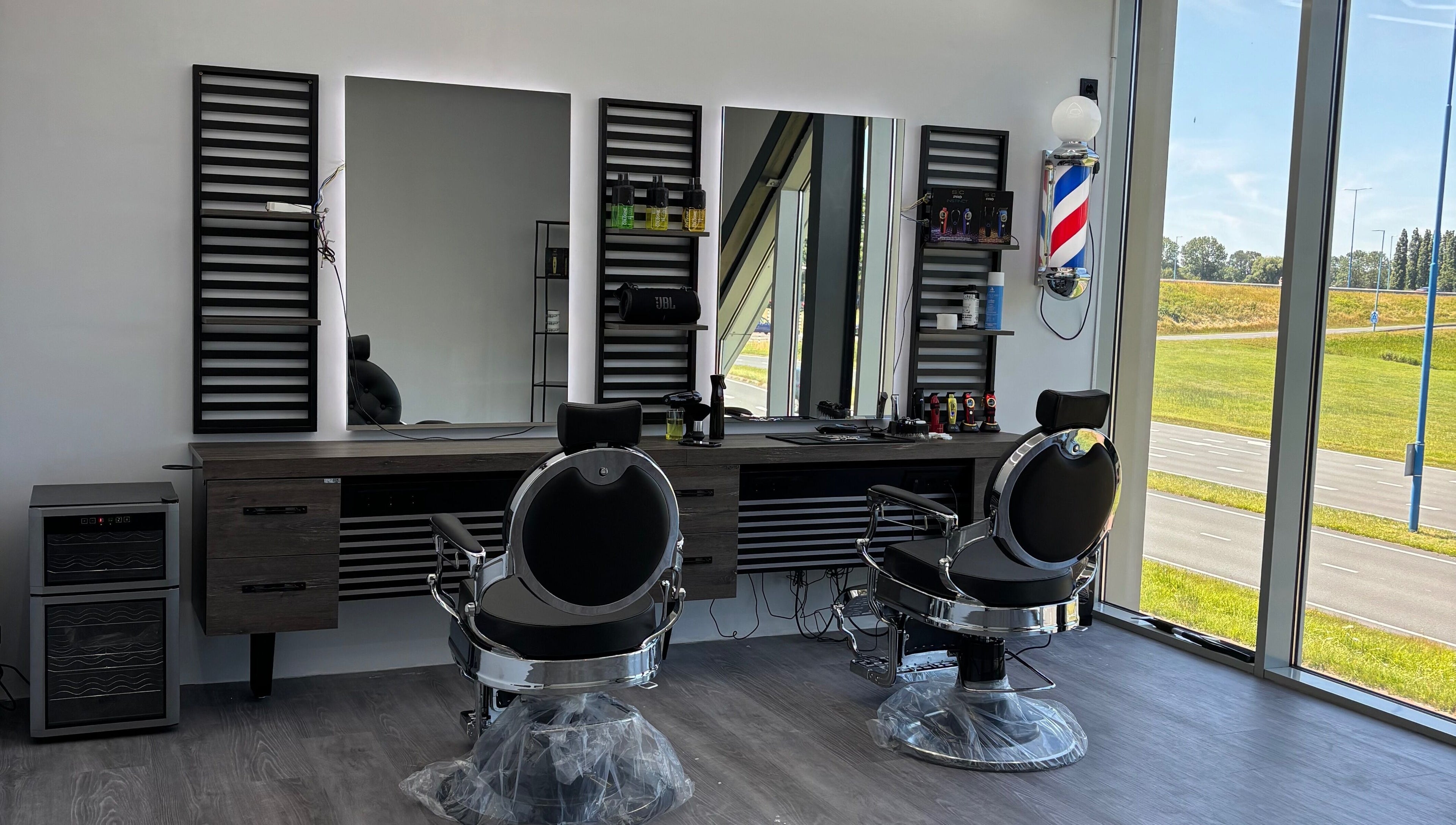 Modern barbershop interieur bij Dimma The Barber, Zoetermeer, Zuid-holland, NL. Elegante stoelen en spiegels.